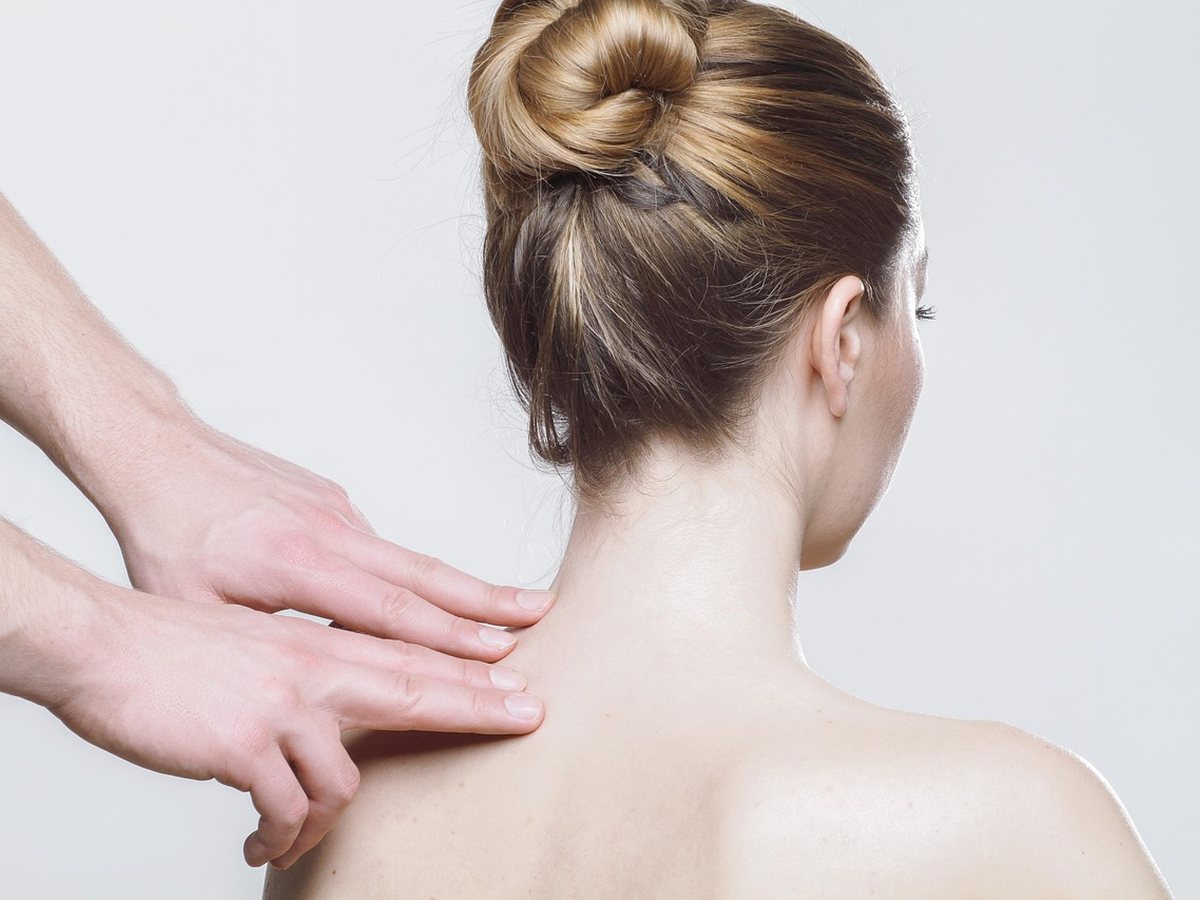 Massage de détente du dos et des épaules